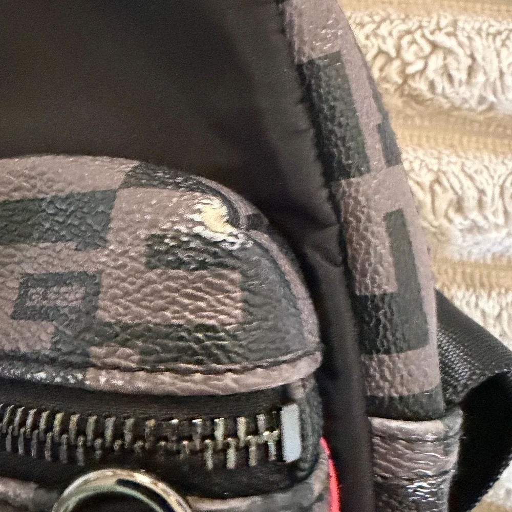 Guess USA Crossbody Messenger Bag Grey Black Geometric Logo‎ Red Stripe Small